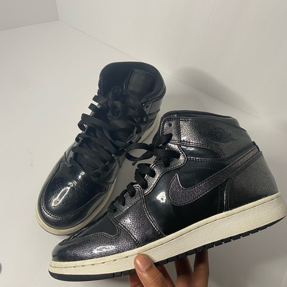 Jordan 1 Mid (Size 7)